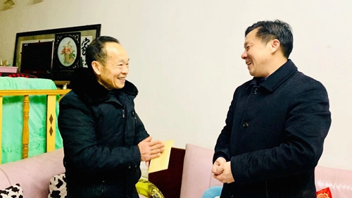 集團(tuán)領(lǐng)導(dǎo)春節(jié)前走訪慰問一線職工、困難職工和離退休老干部(圖3)