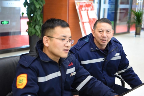 集團(tuán)領(lǐng)導(dǎo)春節(jié)前走訪慰問一線職工、困難職工和離退休老干部(圖4)