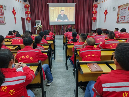 向抗疫英雄致敬！宜化集團(tuán)組織收看全國(guó)抗擊新冠肺炎疫情表彰大會(huì)(圖2)