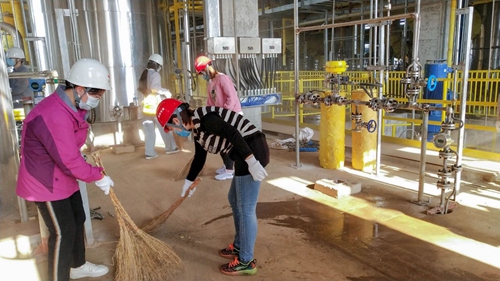 感受工程氛圍參與工程建設(shè) 集團(tuán)總部機關(guān)干部到新材料公司現(xiàn)場勞動(圖2)