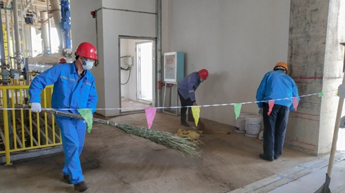 感受工程氛圍參與工程建設(shè) 集團(tuán)總部機關(guān)干部到新材料公司現(xiàn)場勞動(圖3)