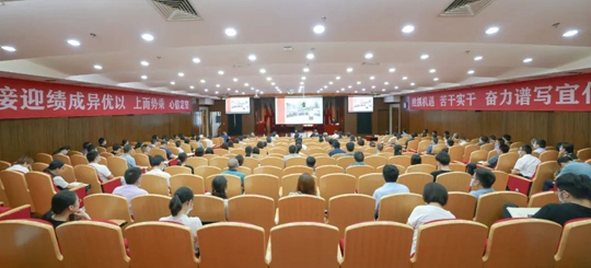 集團黨委理論學(xué)習中心組開展集中（擴大）學(xué)習(圖1)