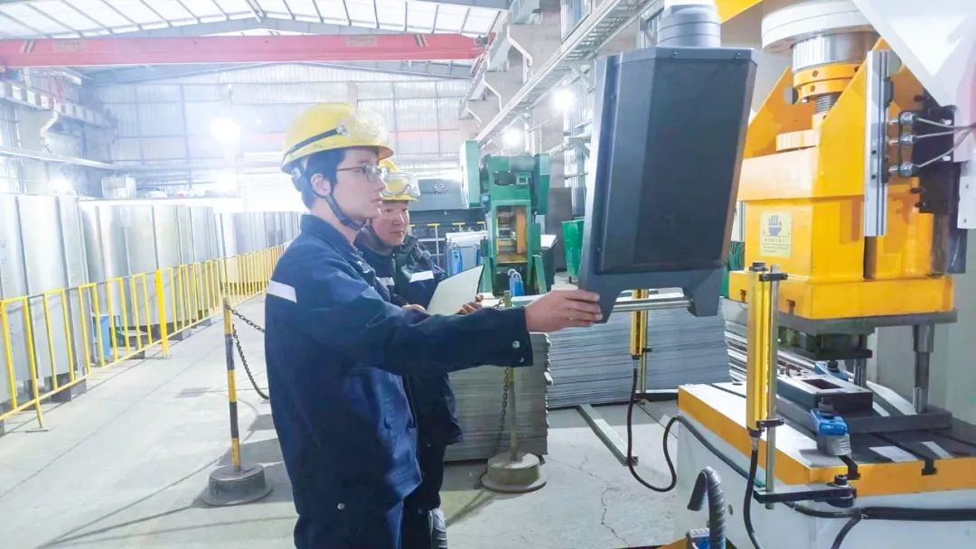 青海宜化電石分廠電極殼班：加強標準化建設，保障電石爐長周期穩(wěn)定運行(圖3)