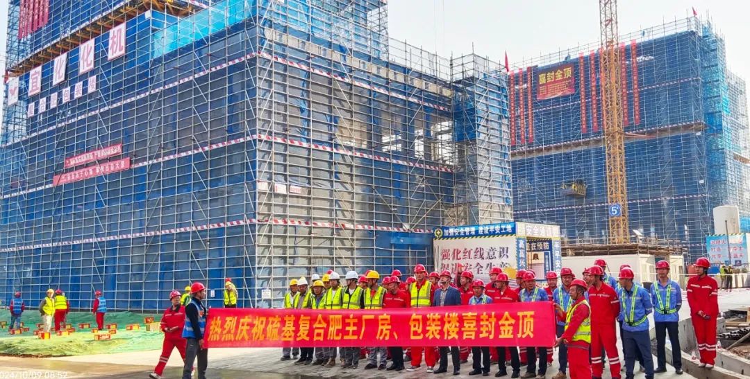 化機(jī)公司黨委書記、董事長、總經(jīng)理?xiàng)钪袧傻匠琼?xiàng)目現(xiàn)場辦公(圖2)