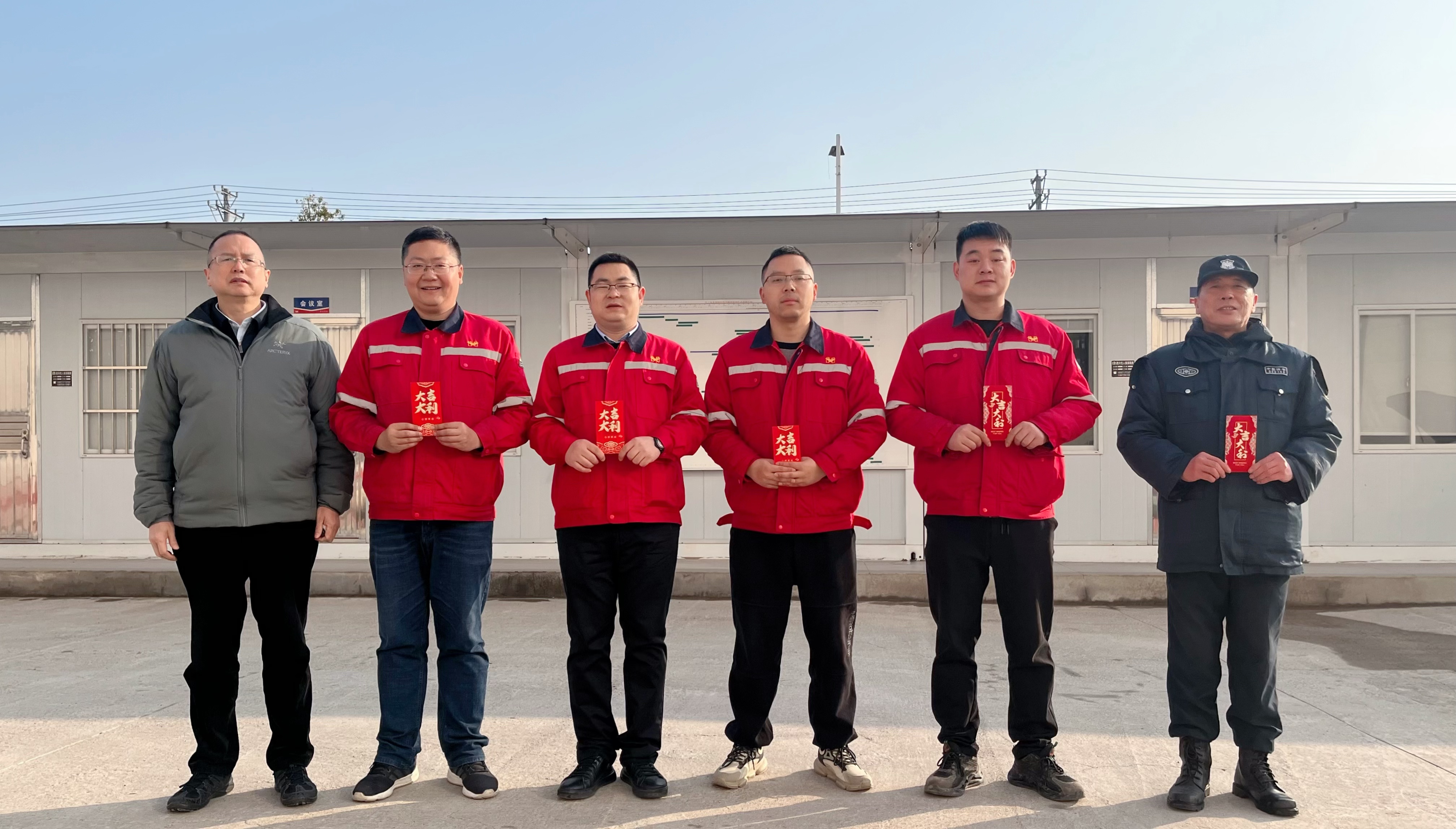 化機(jī)公司黨委書記、董事長(zhǎng)、總經(jīng)理?xiàng)钪袧傻巾?xiàng)目現(xiàn)場(chǎng)走訪慰問(圖2)