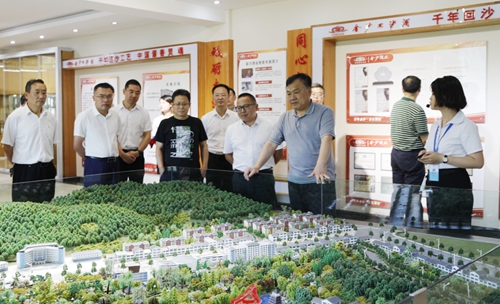袁衛(wèi)東、王大真到金沙酒業(yè)調(diào)研指導(dǎo)工作