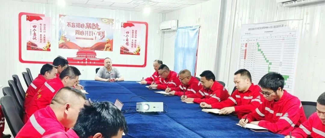 化機(jī)公司黨委書記、董事長、總經(jīng)理?xiàng)钪袧傻叫陆?xiàng)目部現(xiàn)場辦公